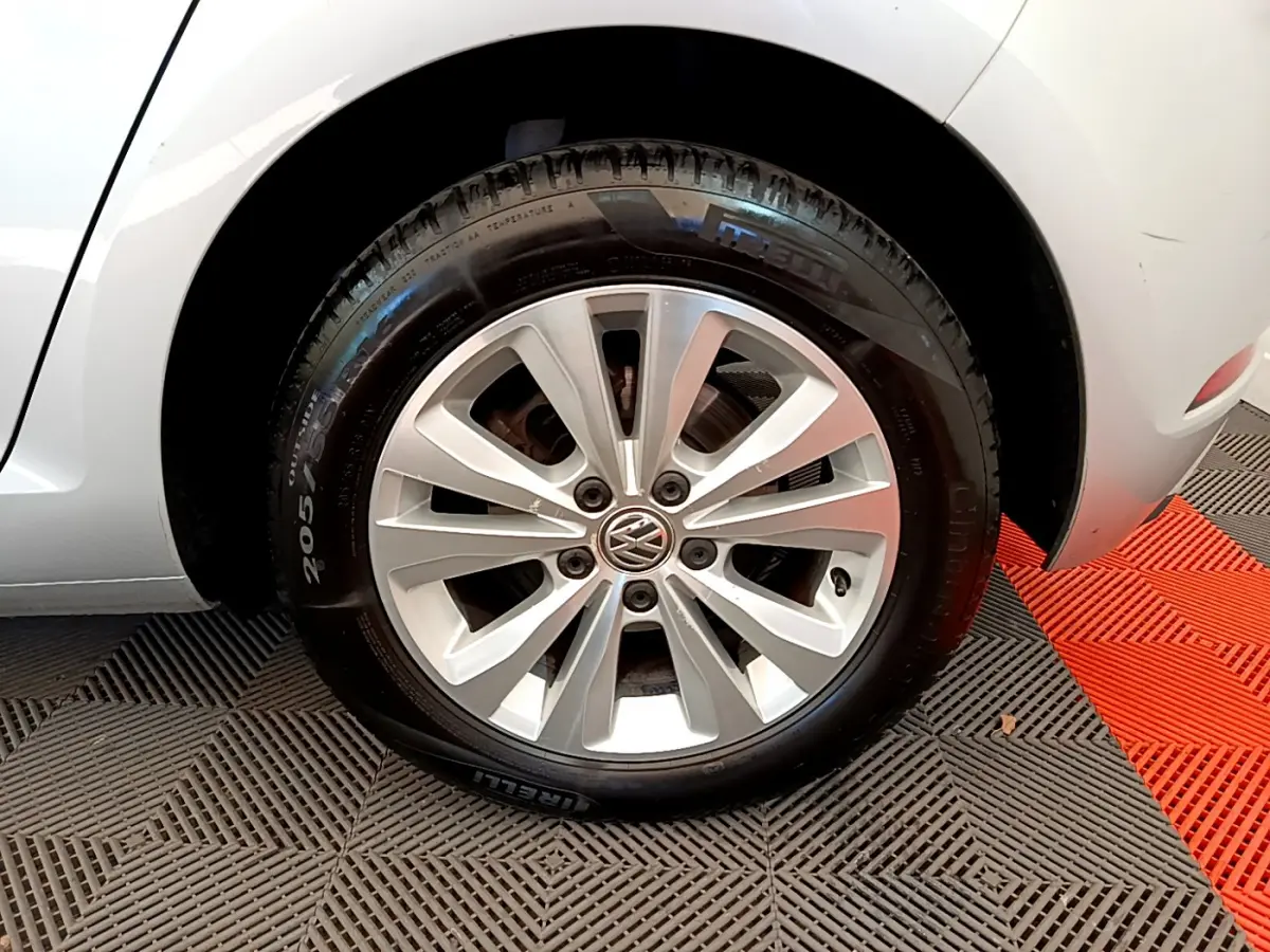 Gros plan sur la roue avant droite gris clair d'une Volkswagen Golf 1.6 TDI 115 DSG7 Confort Business de 2019