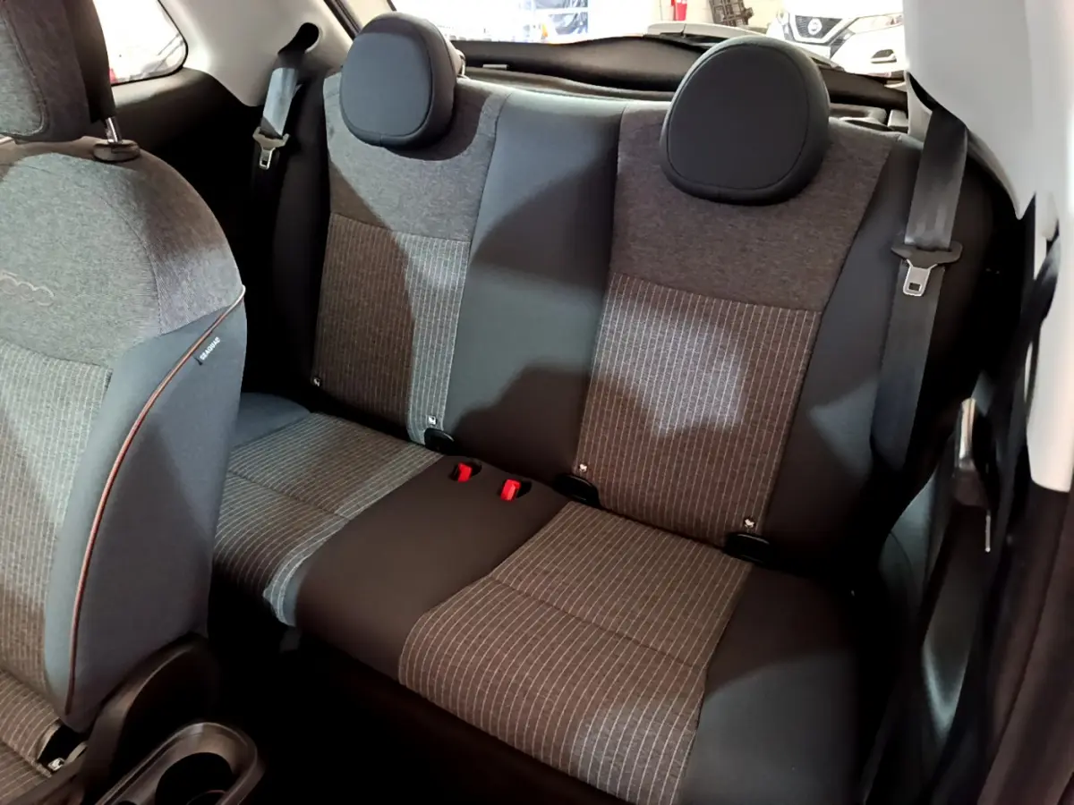 Vue intérieure arrière droite des sièges gris à motifs rayés du Fiat 500 électrique blanc 42kWh Icône 2022.
