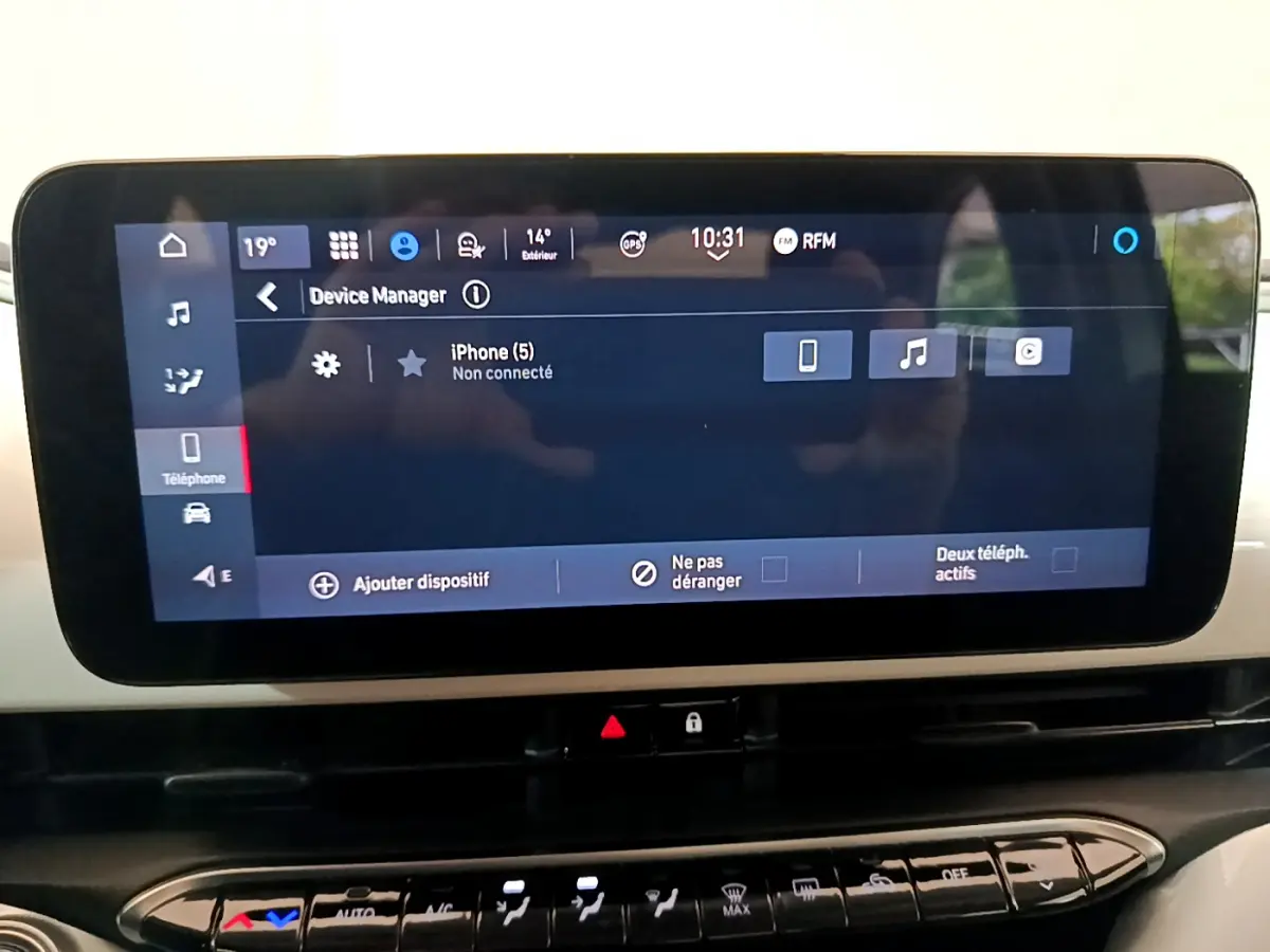 Écran tactile central affichant la gestion des appareils connectés dans l'habitacle blanc du Fiat 500 électrique 2022.