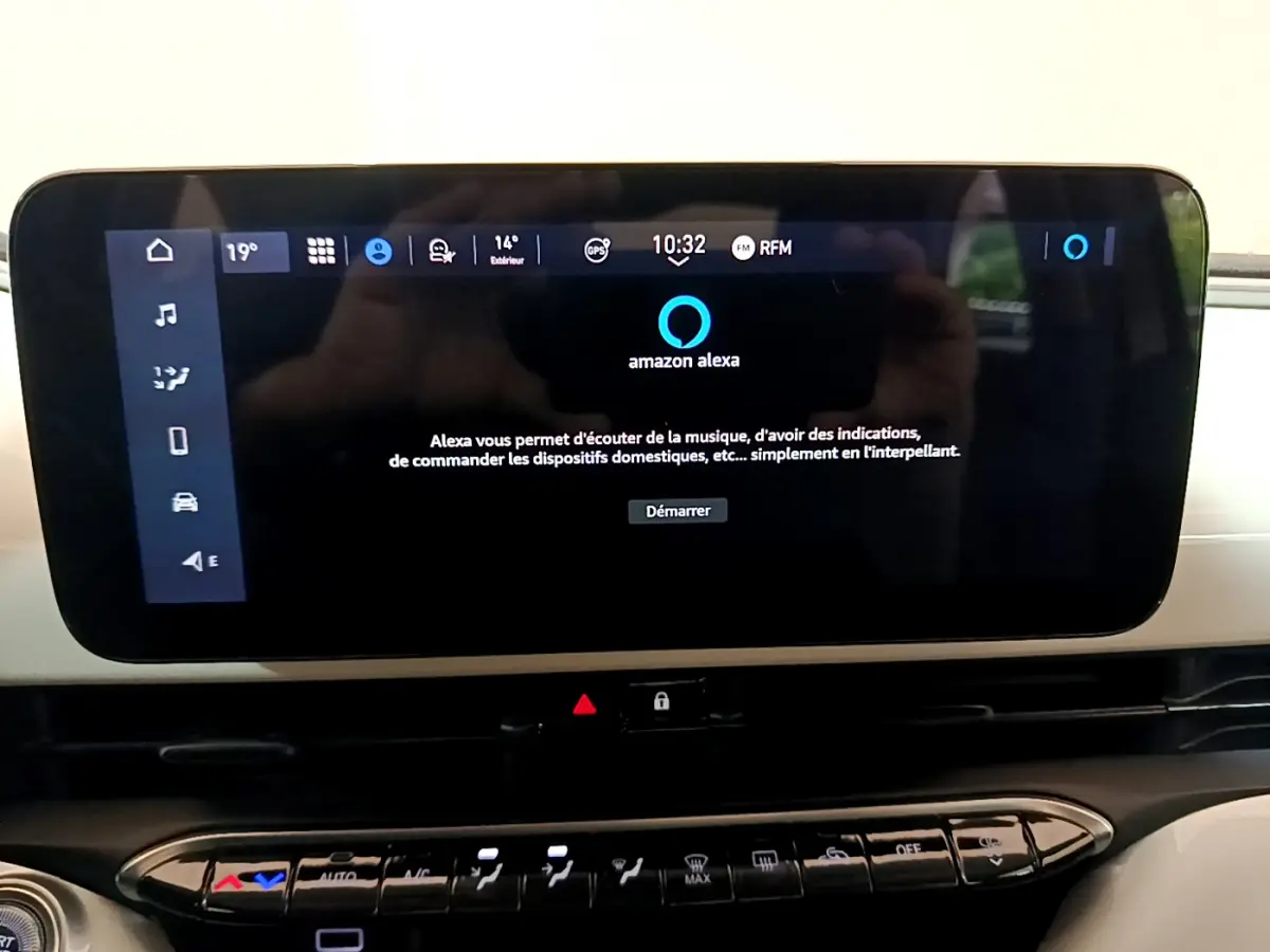 Écran tactile central de 25,9 cm affichant Amazon Alexa dans l'habitacle blanc d'une Fiat 500 électrique.