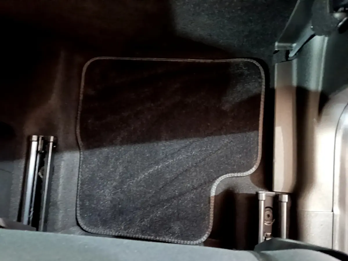 Tapis de sol noir côté conducteur de la Fiat 500 électrique blanche 42kWh Icône, vue intérieure basse.