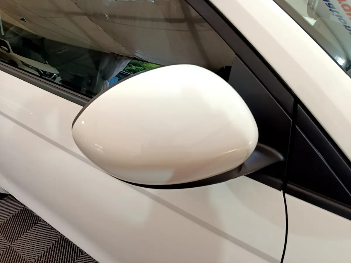 Rétroviseur blanc côté gauche en gros plan sur FIAT 500 42kWh Icône électrique 2022 vue latérale