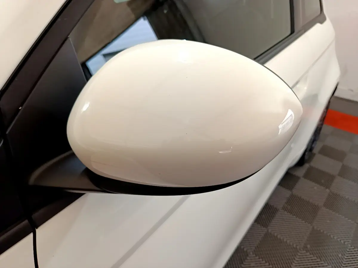 Rétroviseur côté gauche blanc brillant de la FIAT 500 42kWh Icône électrique 2022, vue rapprochée sur fond intérieur.