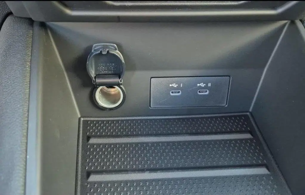 Gros plan intérieur sur la console centrale du Renault Captur E-Tech hybride, montrant deux ports USB-C et une prise 12V.