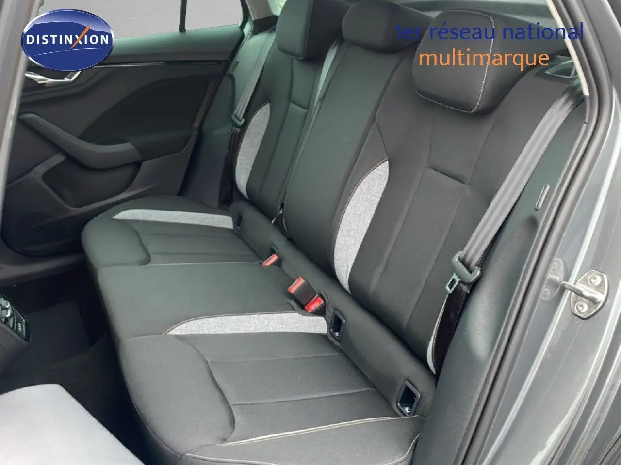 Vue intérieure côté droit sur la banquette arrière gris noir avec inserts tissu clair du Skoda Kamiq 2025 gris graphite.