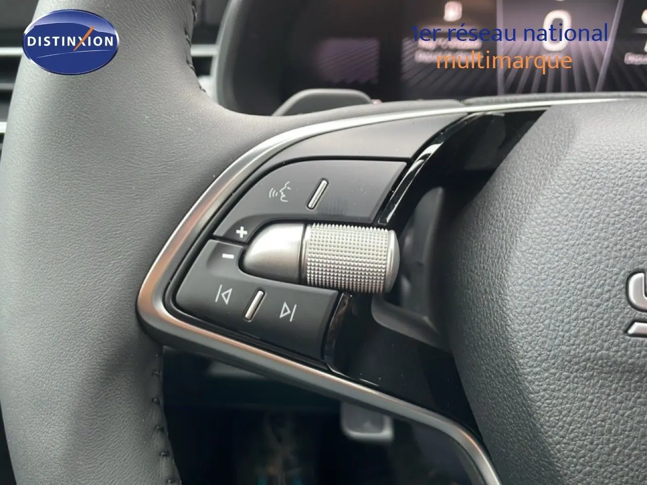 Gros plan sur les commandes du volant du Skoda Kamiq gris graphite, mettant en valeur la molette de réglage sonore.