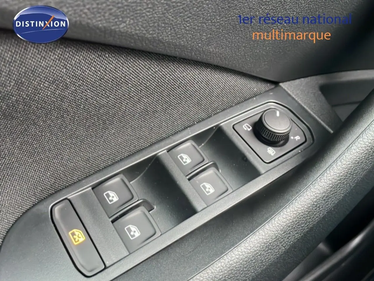 Gros plan sur les commandes des vitres et rétroviseurs côté conducteur d'un Skoda Kamiq gris graphite 2025.