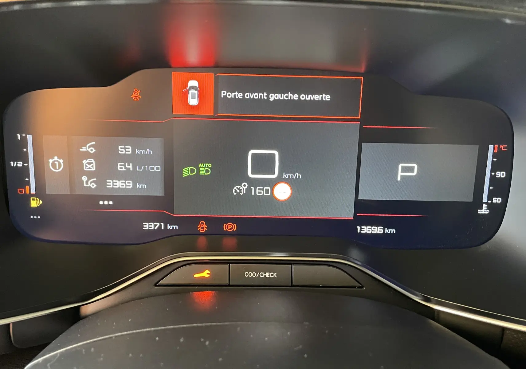 Tableau de bord numérique du Citroën C5 Aircross Hybride 2025 affichant porte avant gauche ouverte et vitesse à 0 km/h.