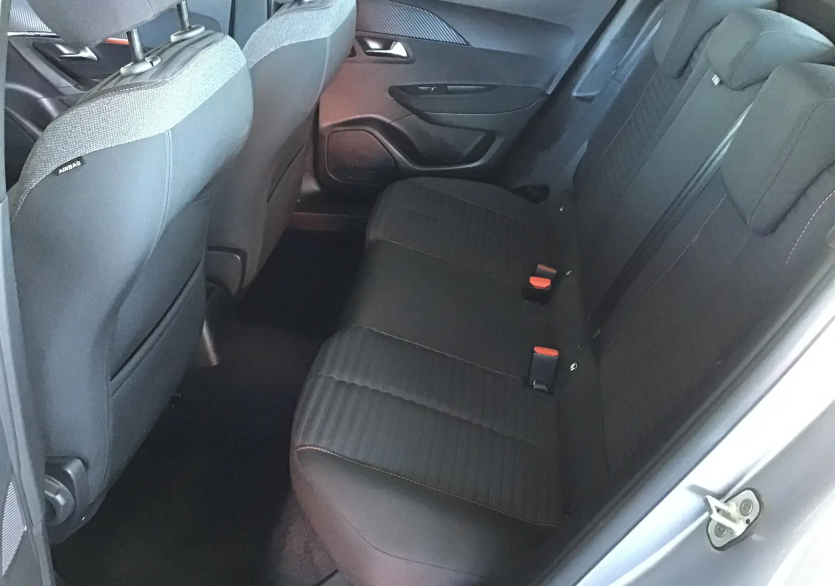 Vue intérieure côté droit des sièges arrière noirs du Peugeot 2008 1.5 BlueHDi 110 Active Pack gris Artense de 2022.