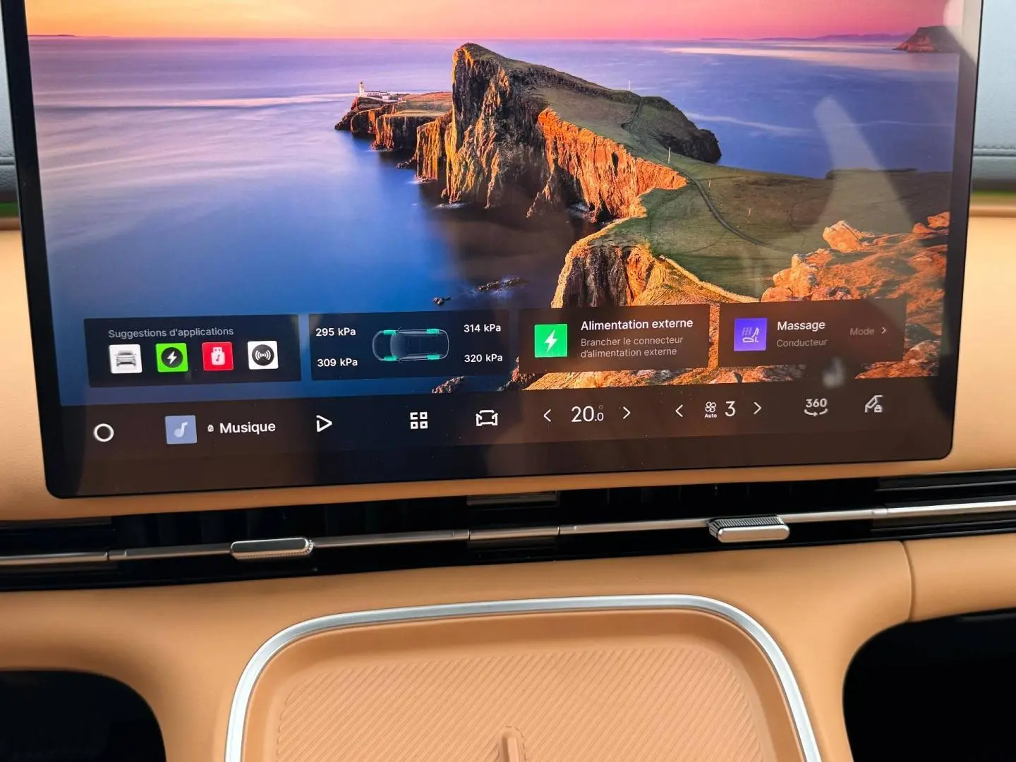 Écran tactile central et tableau de bord beige du Geely STARRAY 1.5 EM-i en vue rapprochée intérieure.