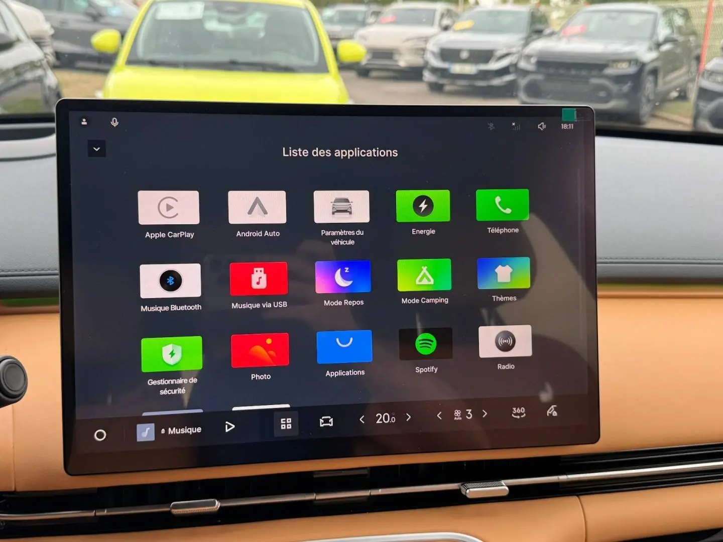 Écran tactile central affichant la liste d'applications dans l'habitacle beige d'une Geely STARRAY 1.5 EM-i.