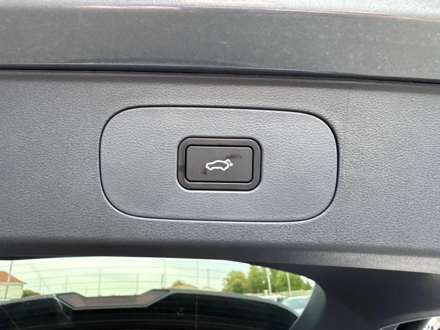 Bouton d'ouverture électrique du coffre sur la partie intérieure du hayon d'un Geely STARRAY gris Volcanic Grey Metallic.