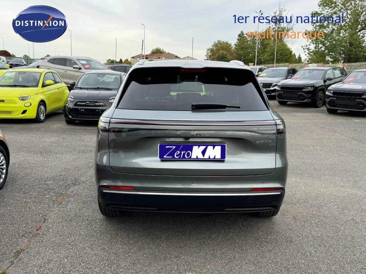 Vue arrière du SUV Geely STARRAY 1.5 EM-i 262ch Max+ en gris Volcanic Grey Metallic, avec feux arrière LED fins.