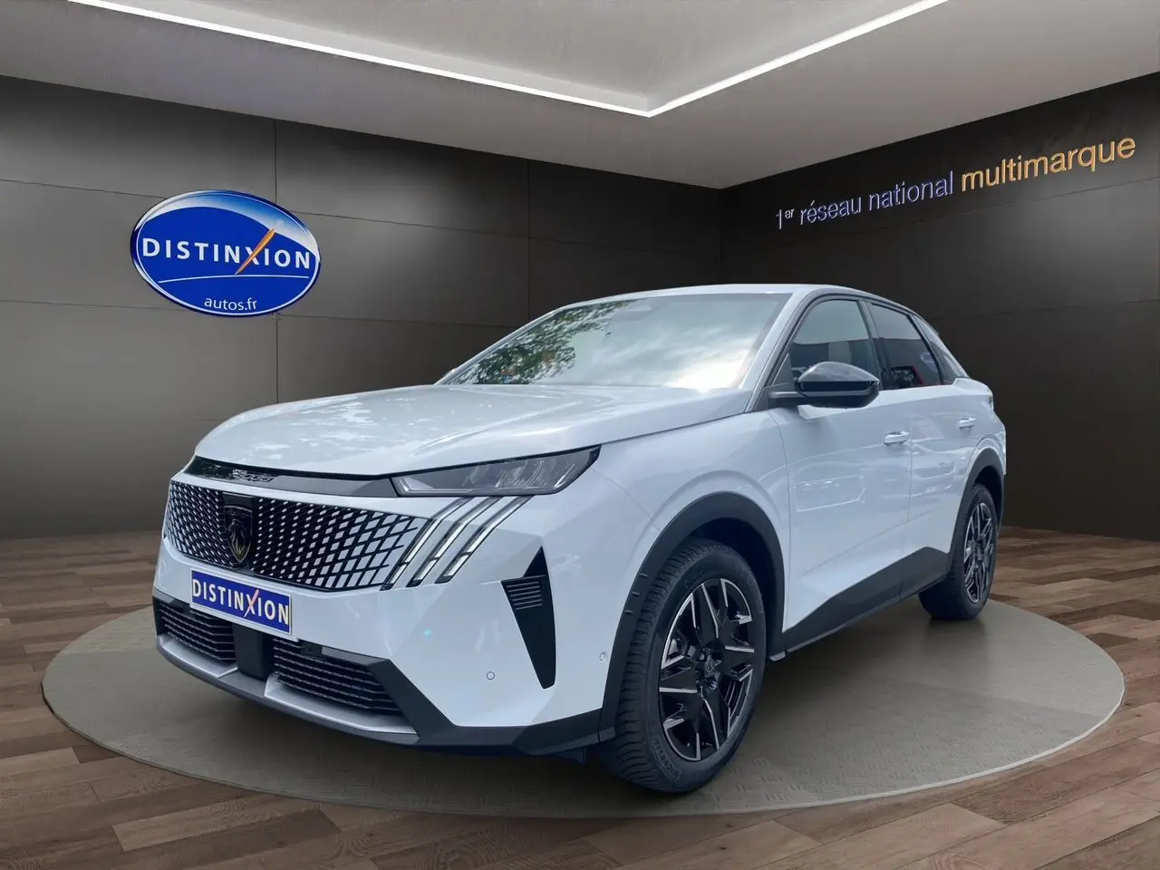 Peugeot 3008 blanc Okenite en 3/4 avant droit, avec calandre distinctive et jantes noires brillantes.