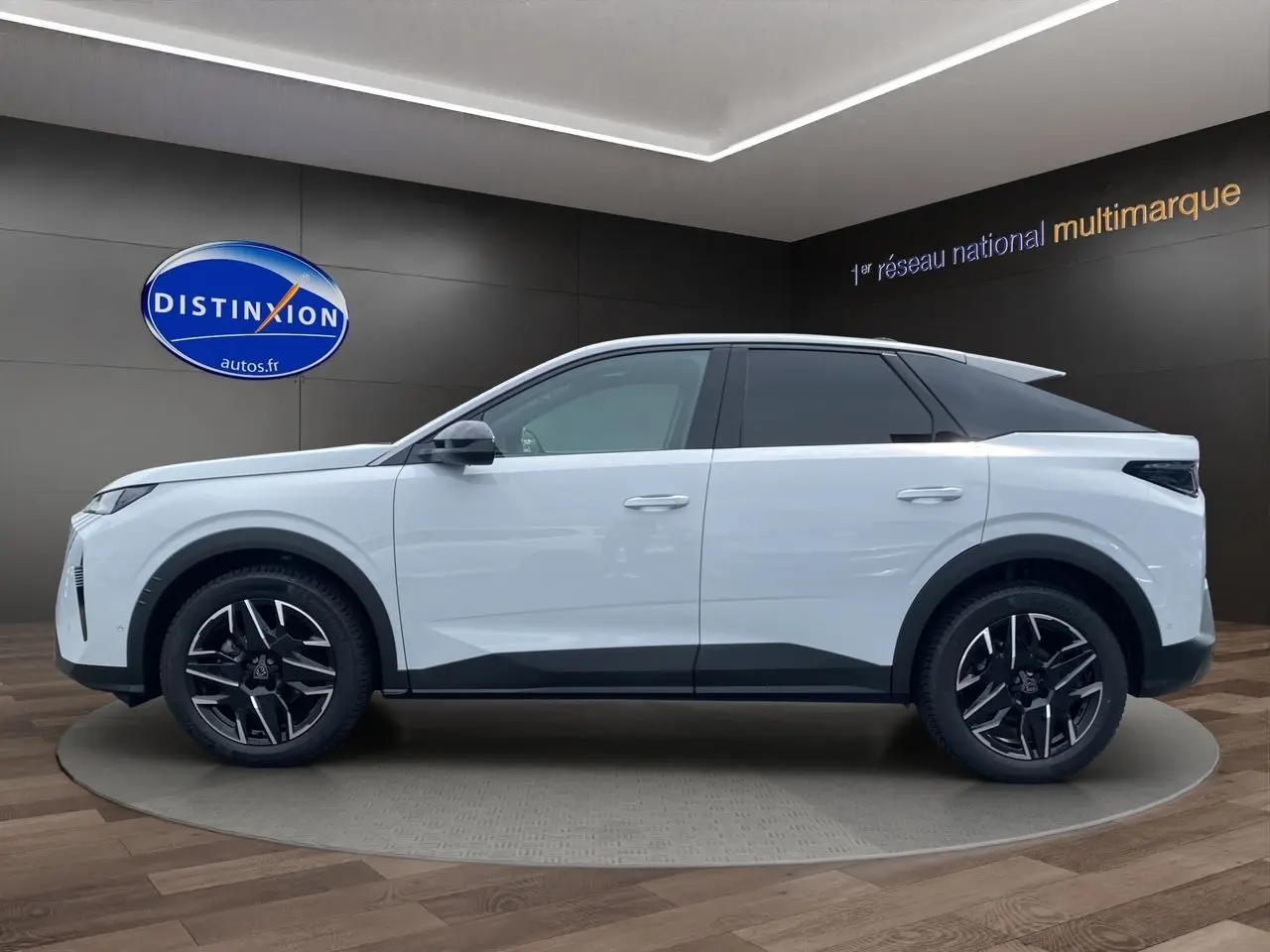 Peugeot 3008 hybride blanche vue de profil côté gauche, avec toit noir et jantes alliage noires.