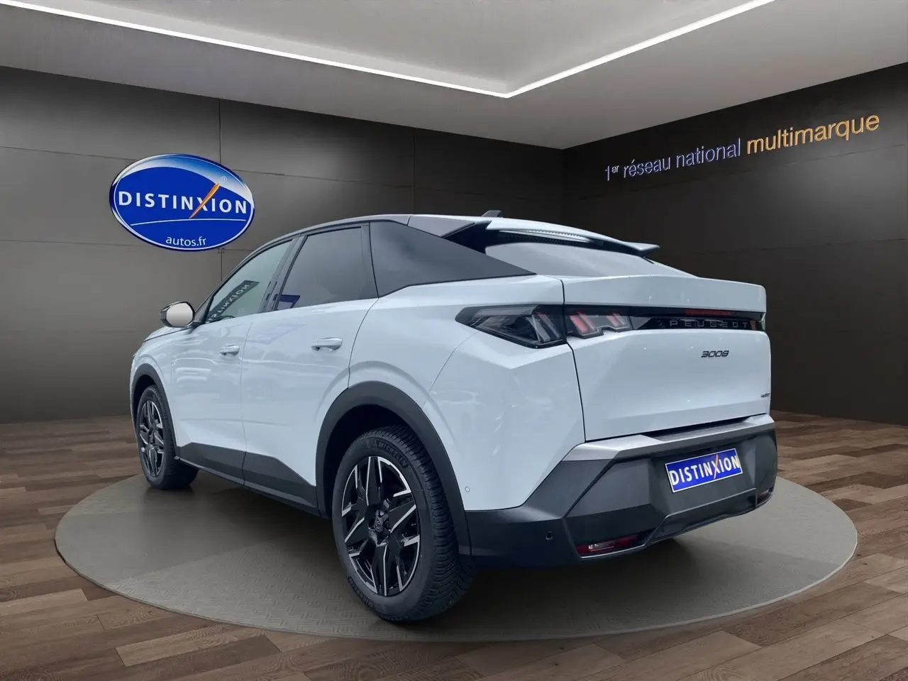 Vue 3/4 arrière droite du Peugeot 3008 blanc Okenite 2024 avec toit noir et jantes noires distinctives.