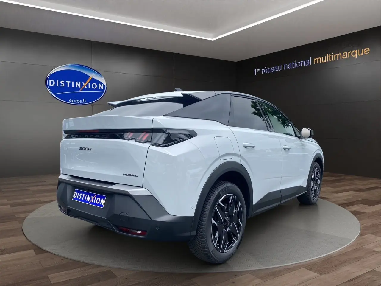 Peugeot 3008 hybride blanc Okenite en 3/4 arrière droit, avec jantes noires et toit noir contrasté.