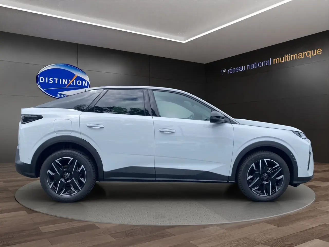 Profil côté gauche du Peugeot 3008 blanc Okenite 2024 avec jantes noires et détails noirs contrastants.