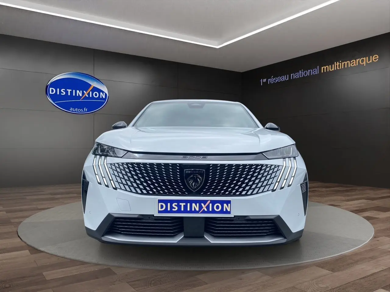 Vue frontale du Peugeot 3008 blanc Okenite 2024 avec calandre distinctive et feux LED en griffes.