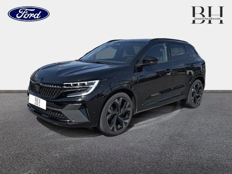 Renault Austral noir étoilé en 3/4 avant droit avec jantes noires et hayon motorisé visible