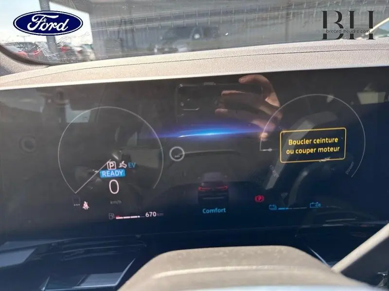Tableau de bord numérique du Renault Austral noir étoilé 2024 affichant l'état prêt, mode confort et message de sécurité.