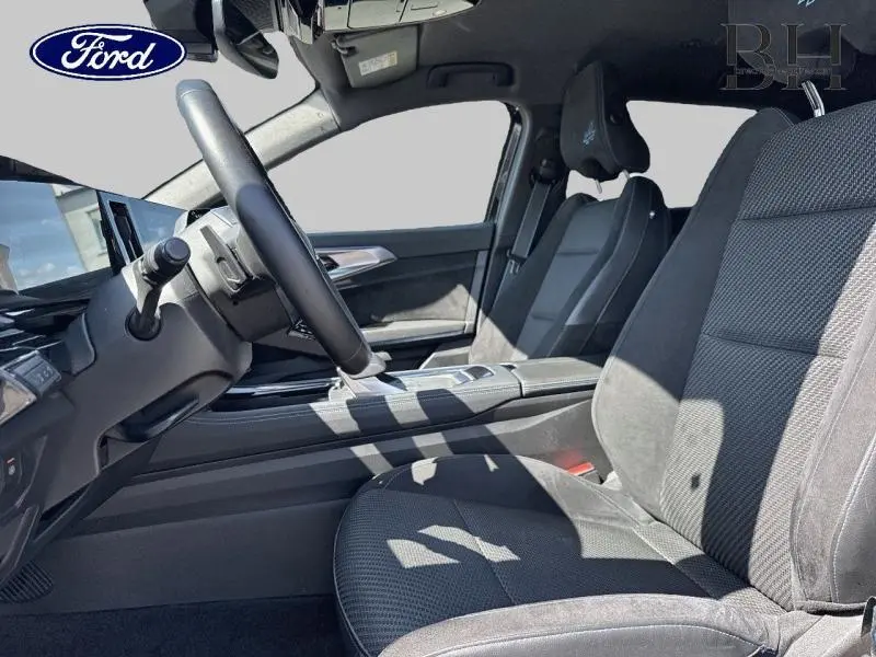 Intérieur avant droit du Renault Austral 2024 noir étoilé, sièges en tissu carbone/Alcantara avec appuie-tête Alpine.