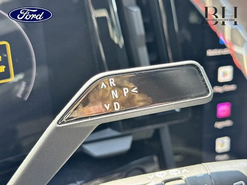 Le levier de boîte automatique noir brillant de la Renault Austral 2024 en gros plan intérieur