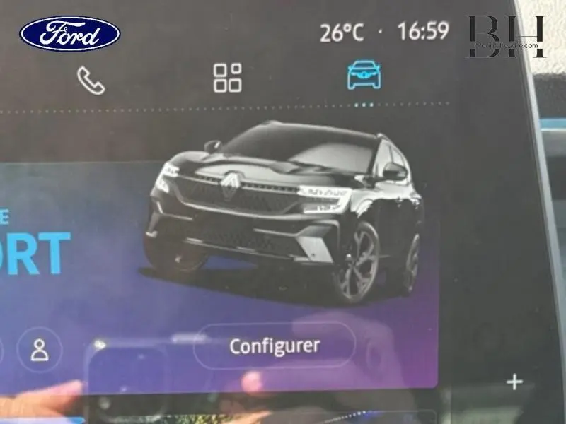 Vue 3/4 avant du Renault Austral noir étoilé avec calandre distinctive et jantes alu sombres sur écran tactile