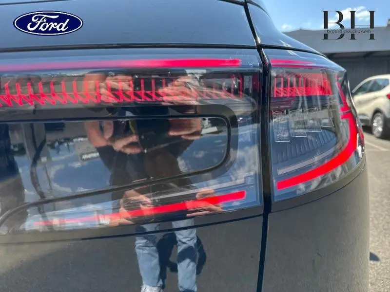 Gros plan sur le feu arrière droit rouge et noir étoilé du Renault Austral 2024 avec hayon motorisé.