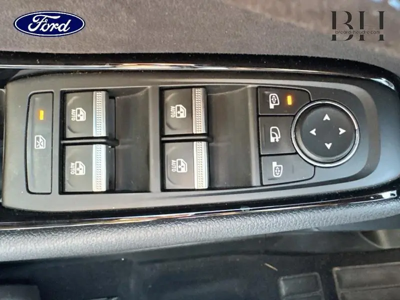 Panneau de commandes des vitres électriques et rétroviseurs sur le côté gauche intérieur d'un Renault Austral noir étoilé 2024.