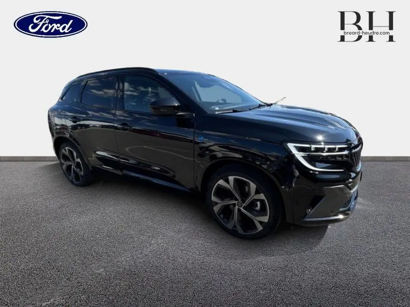 Renault Austral noir étoilé vu de 3/4 avant droit avec jantes alu et hayon motorisé visible