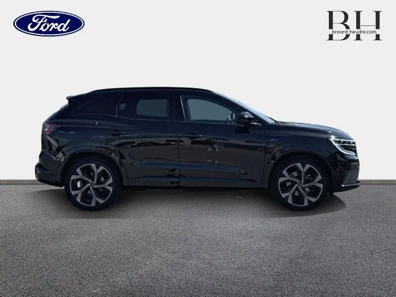 Profil côté gauche d'un Renault Austral 2024 noir étoilé avec hayon motorisé et jantes alu distinctives.