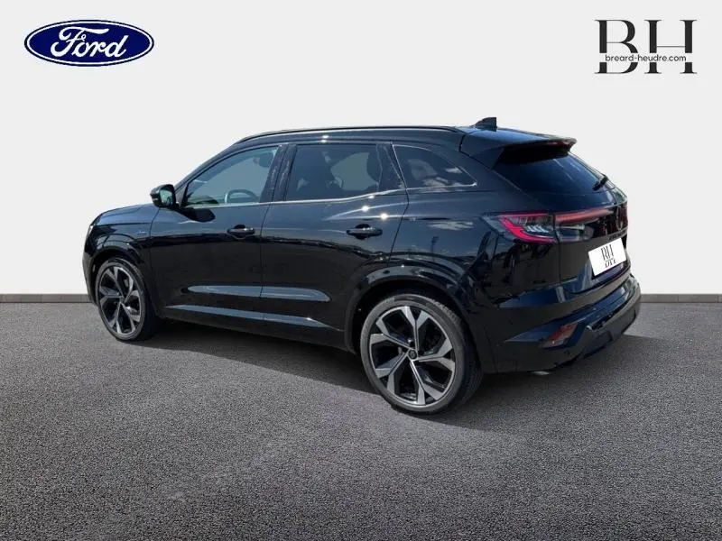 Vue 3/4 arrière droite du Renault Austral noir étoilé 2024 avec hayon motorisé et jantes alu distinctives.