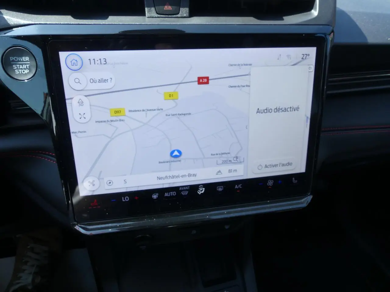 Écran tactile central du Ford Puma 2025 gris, affichant la navigation avec interface SYNC 4 et commandes climatisation.