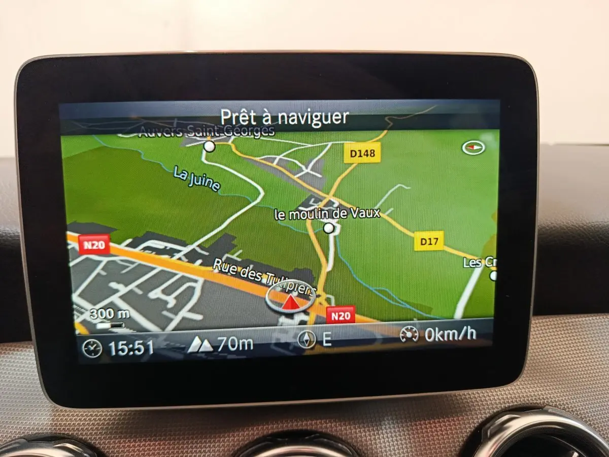 Écran de navigation couleur du Mercedes GLA 220 d Business Exec 2018, affichage digital clair sur tableau de bord.