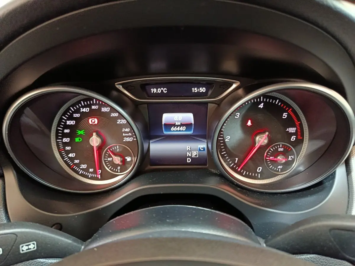 Tableau de bord de Mercedes GLA 220 d noir, affichage digital central et compteurs analogiques vus de face.