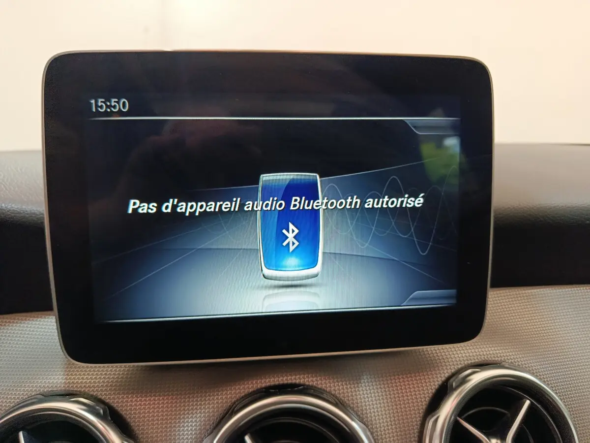 Écran central du tableau de bord d'une Mercedes GLA 220 d noir, affichant message Bluetooth sans appareil connecté.