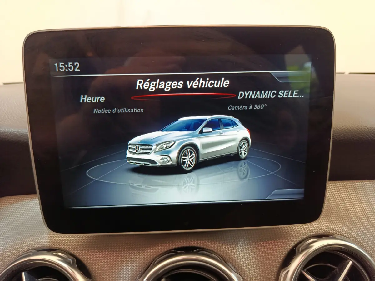 Écran central montrant un Mercedes GLA argent en vue 3/4 avant dans le menu Réglages véhicule