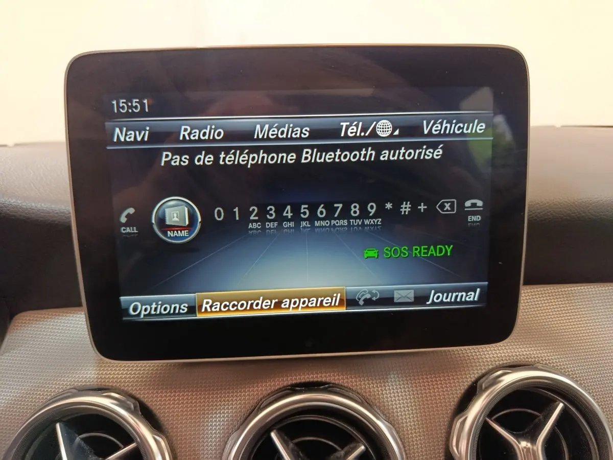 Écran central du système multimédia Mercedes GLA 220 d Business Exec, affichant menu Bluetooth sans appareil connecté.