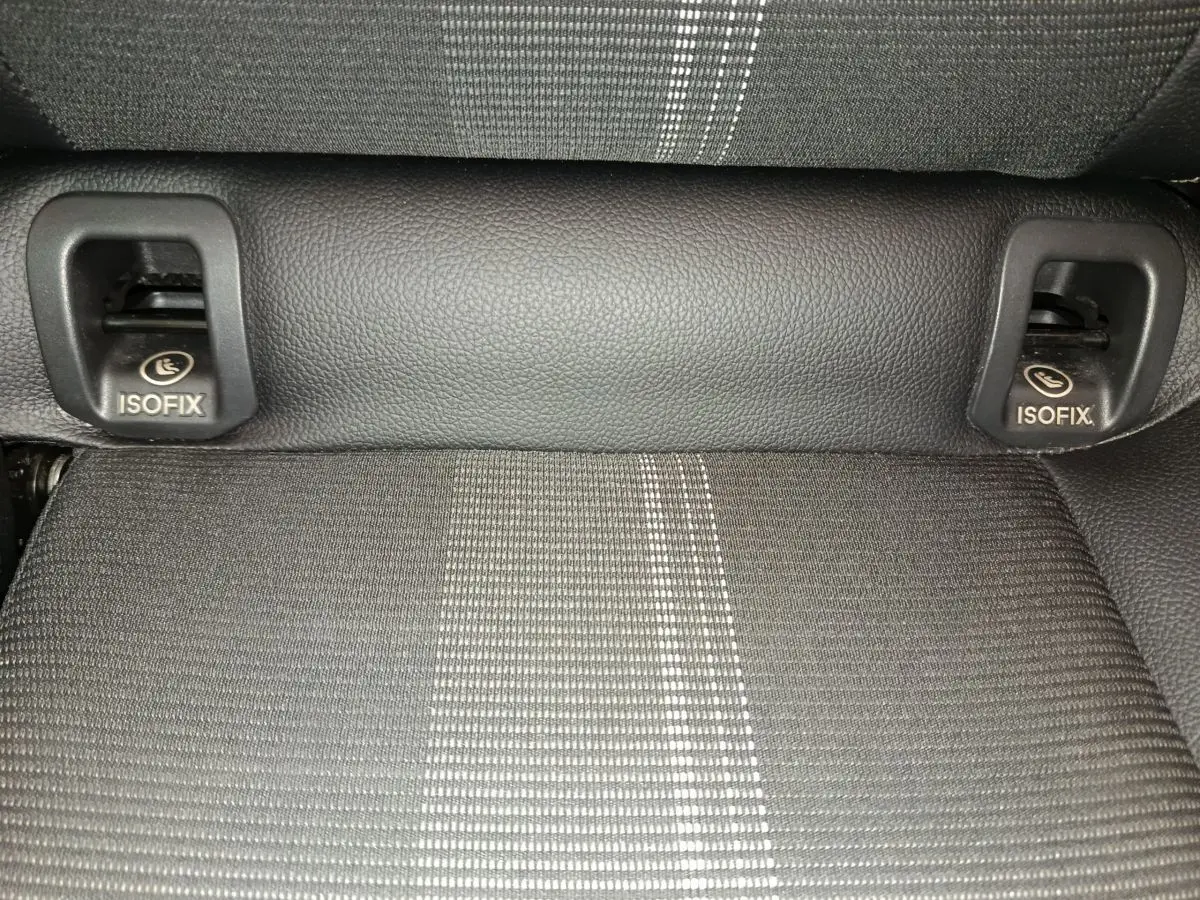 Gros plan sur la banquette arrière grise avec fixations ISOFIX du Mercedes GLA 220 d noir de 2018.