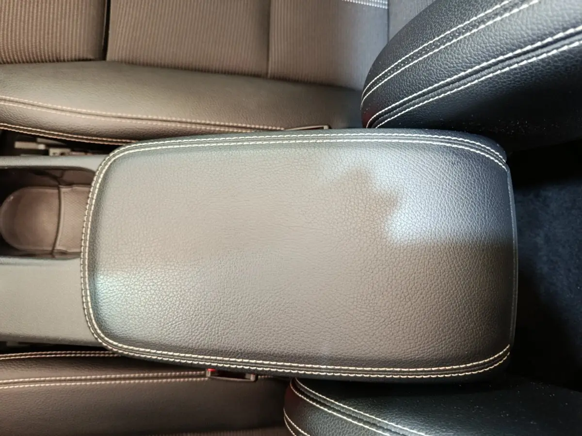 Gros plan sur l'accoudoir central en cuir noir avec surpiqûres blanches de la Mercedes GLA 220 d Business Exec 2018.