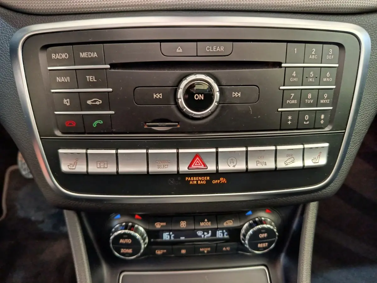 Vue rapprochée du tableau de bord noir de la Mercedes GLA 220 d Business Exec avec commandes multimédia et climatisation digitale.