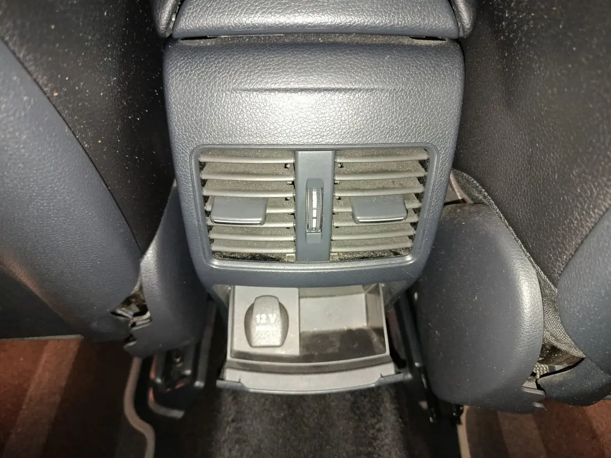 Gros plan sur la console arrière noire du Mercedes GLA 220 d 2018 avec bouches d'aération et prise 12V visible.