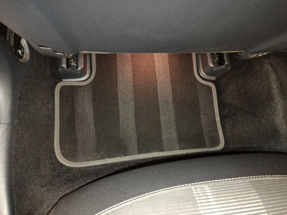 Vue rapprochée du tapis de sol noir côté passager arrière d'une Mercedes GLA 220 d Business Exec 2018.