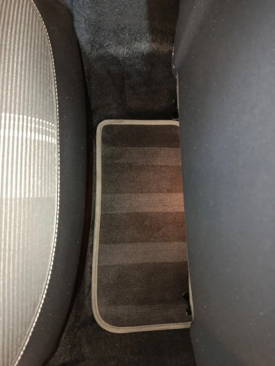 Vue rapprochée du tapis de sol arrière noir entre les sièges avant et arrière d'une Mercedes GLA 220 d Business Exec 2018.