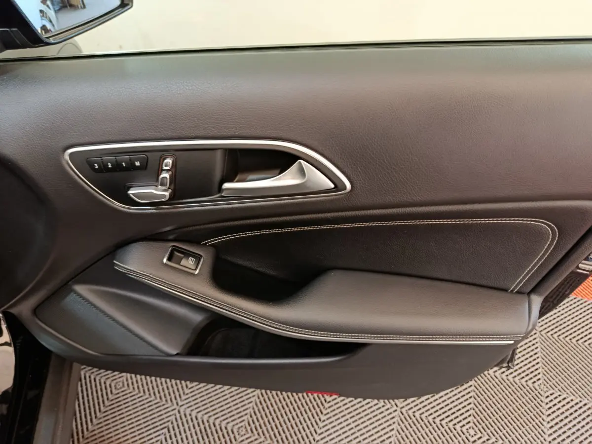 Gros plan sur la porte intérieure côté gauche noire du Mercedes GLA 220 d Business Exec avec commandes mémoire sièges.