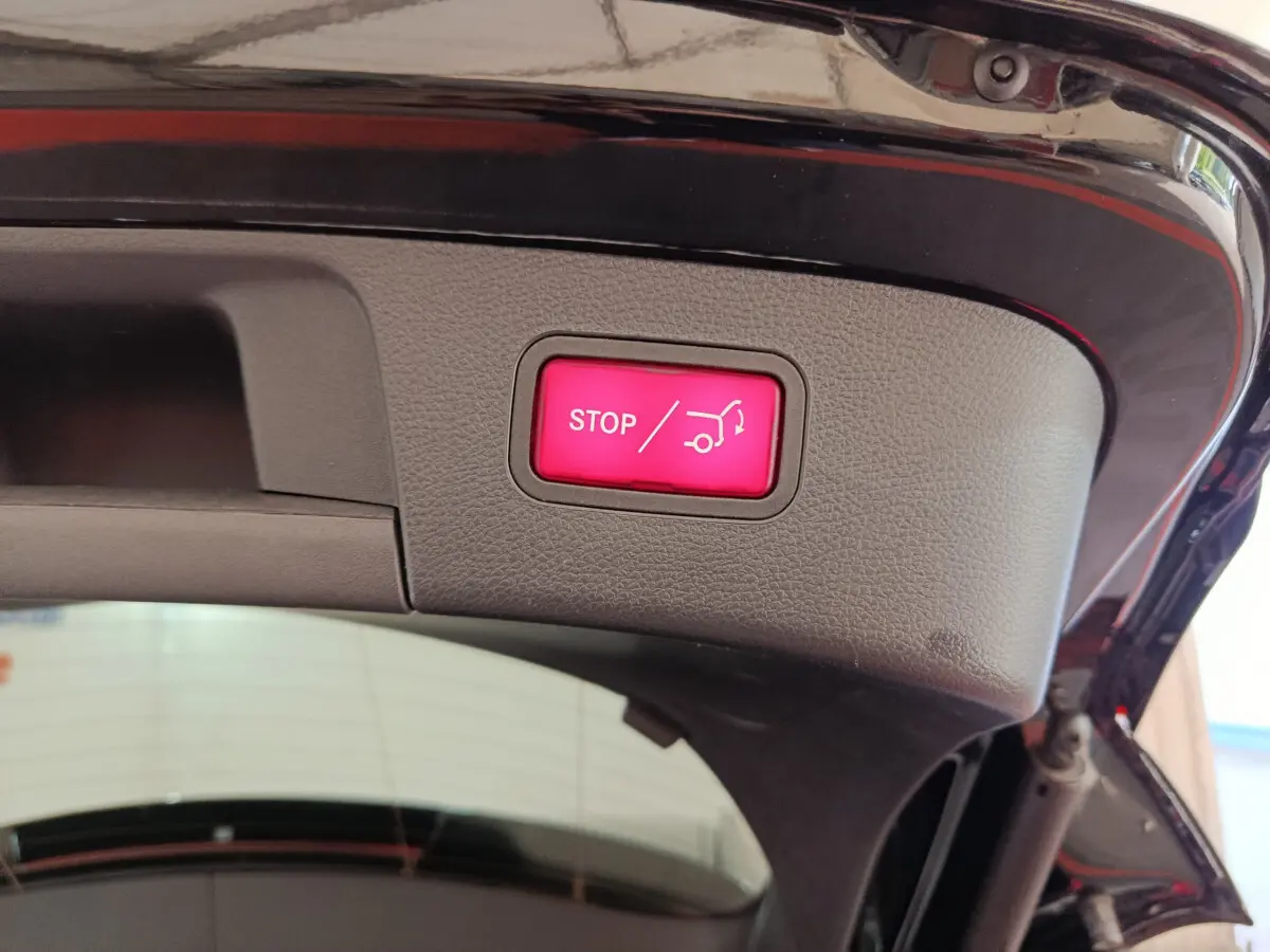 Bouton rouge stop d'ouverture et fermeture électrique du coffre sur hayon noir d'un Mercedes GLA 220 d 2018