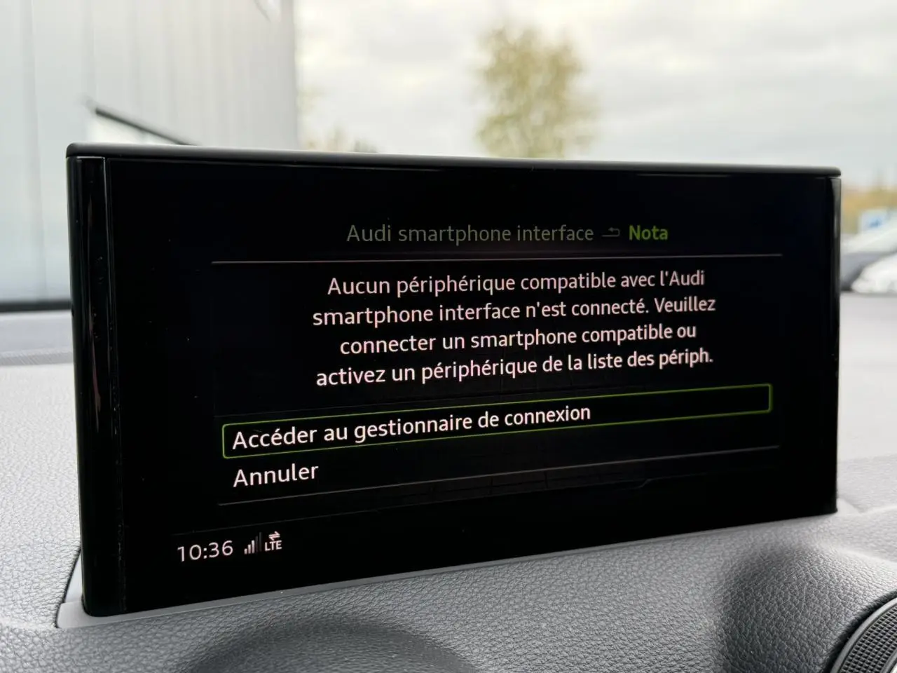 Écran central de l’Audi Q2 35 TFSI S-Line 2023 affichant le menu de connexion smartphone, intérieur gris.