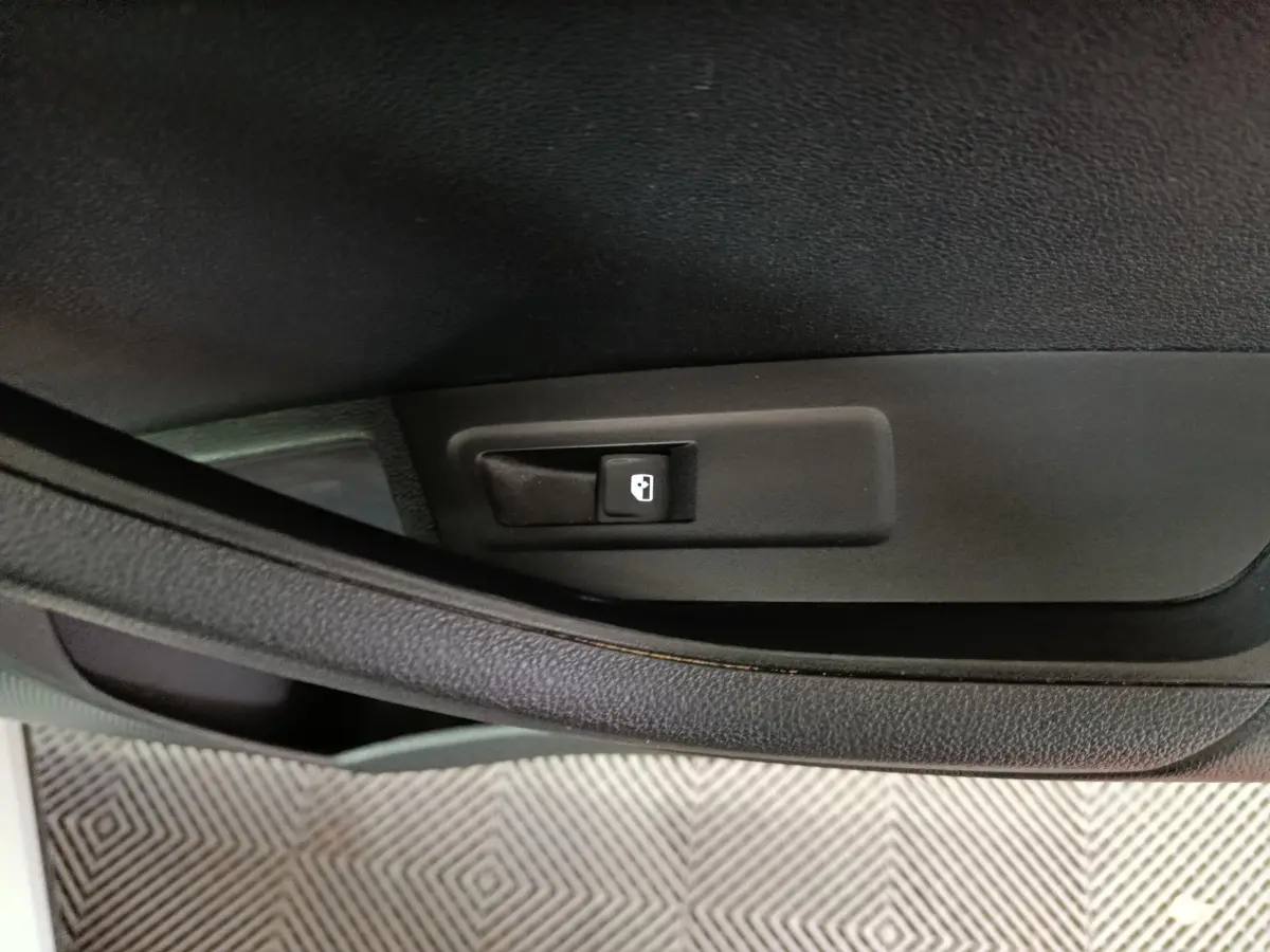 Gros plan sur la poignée intérieure noire de porte côté conducteur du Skoda Karoq 2024, finition Selection.