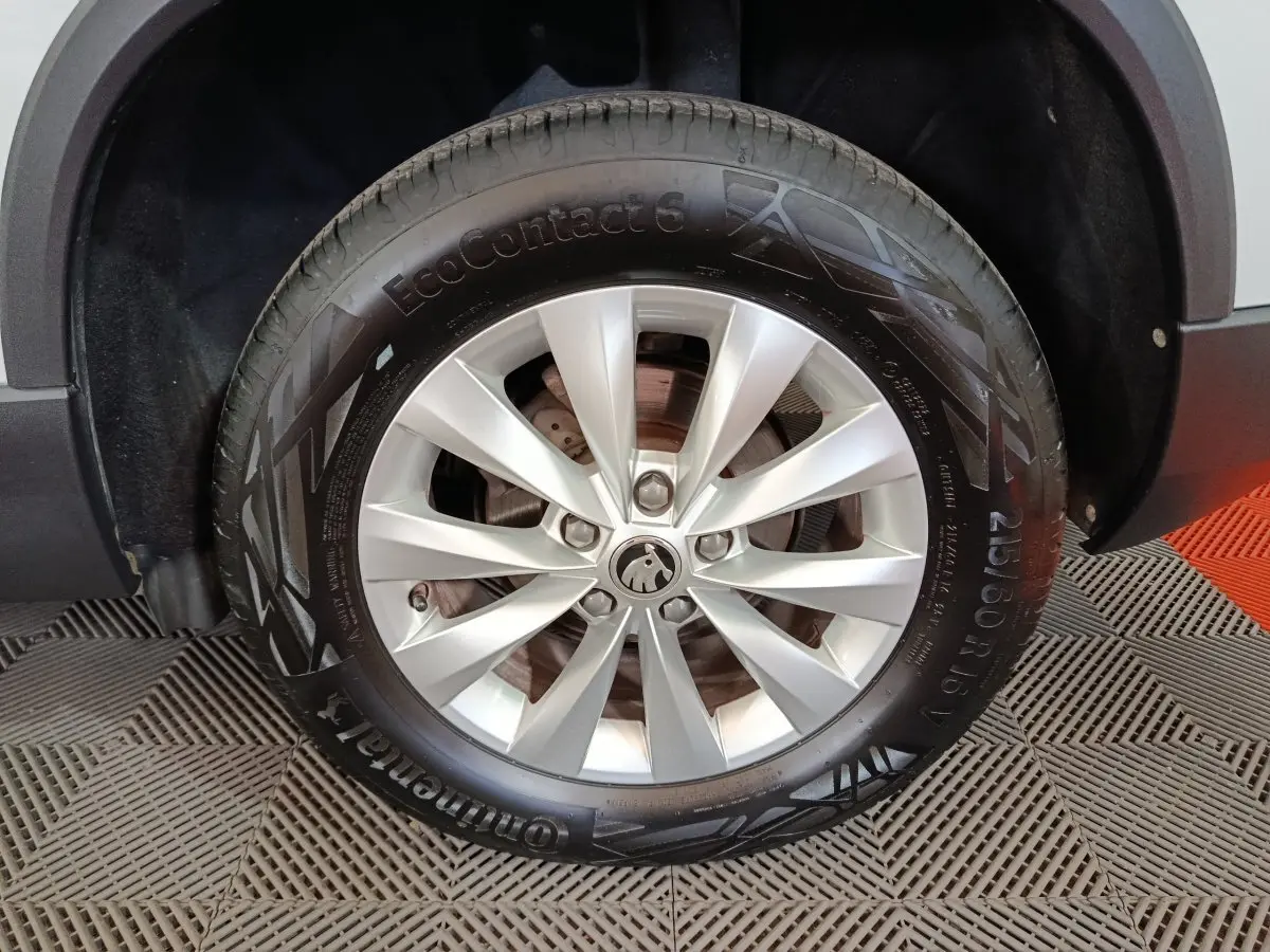 Gros plan sur la roue avant droite du Skoda Karoq 2024 avec jante argentée et pneu Continental EcoContact 6.